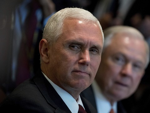 Affaire russe: le vice-président américain embauche un avocat
