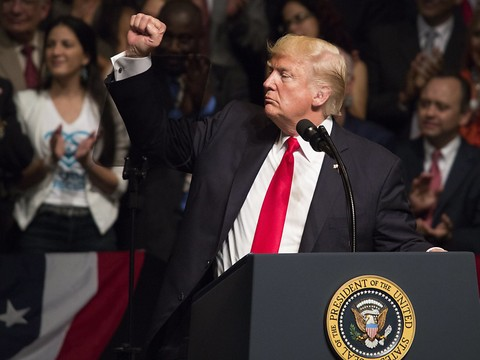 Trump durcit le ton sur Cuba, marque la rupture avec Obama
