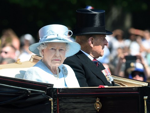 L'humeur britannique est sombre, mais résolue, dit Elizabeth II
