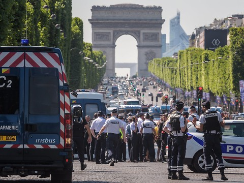 Attaque de gendarmes aux Champs-Elysées: 