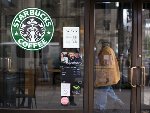 Starbucks va embaucher 2500 réfugiés en Europe