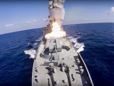 Tirs de missiles russes sur des positions de l'EI en Syrie