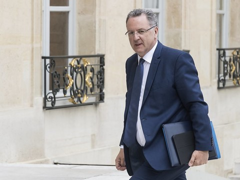 Richard Ferrand élu à la tête du groupe REM à l'Assemblée française