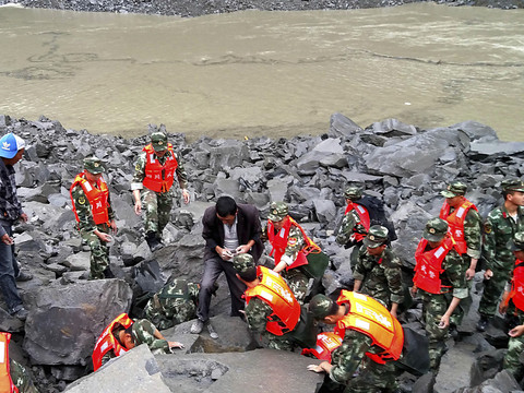 Eboulement en Chine: 3 survivants et 15 corps retrouvés