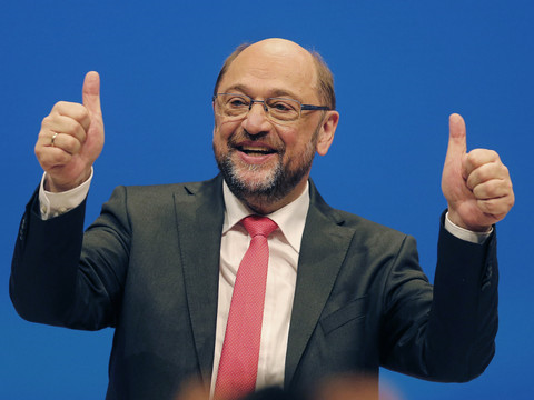 Le SPD attaque frontalement Merkel en vue des élections