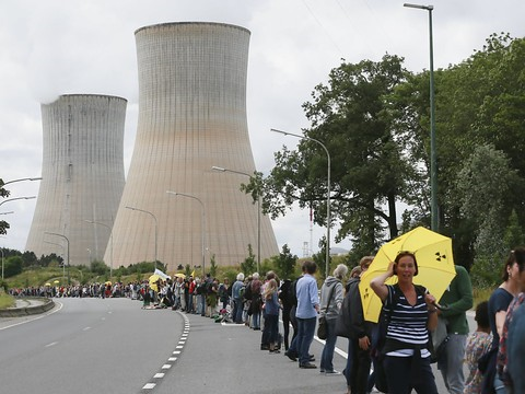 Chaîne humaine pour réclamer l'arrêt de centrales nucléaires belges