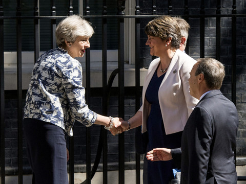 May signe un accord de gouvernement avec le DUP nord-irlandais