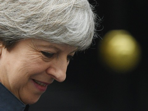 Theresa May obtient de justesse la confiance du Parlement