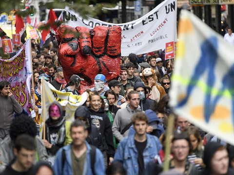 Une manifestation festive à Genève pour le droit au logement