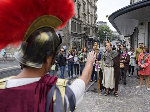 Une balade théâtralisée inédite donne vie aux statues genevoises