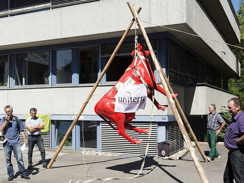 Action symbolique d'Uniterre pour un lait mieux payé
