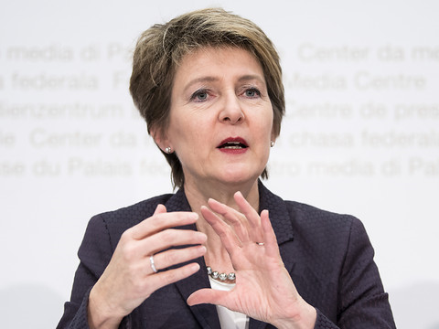Le Parlement peut débattre des mesures pour l'égalité salariale