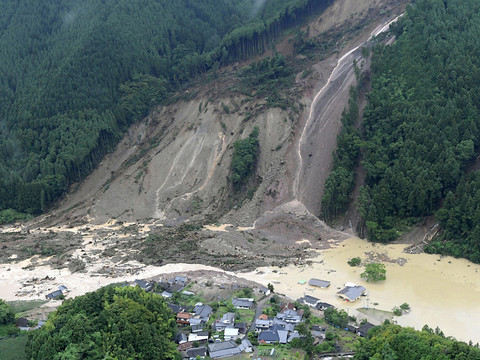 Crues massives dans le sud du Japon: six morts, 20 disparus