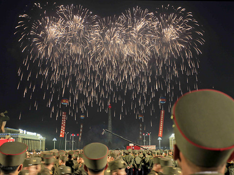 Danses et feux d'artifice à Pyongyang pour fêter le tir de missile