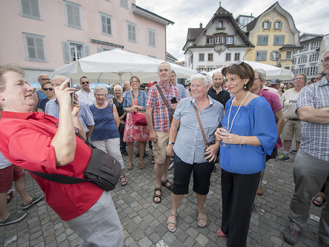 Les conseillers fédéraux rencontrent la population à Sarnen