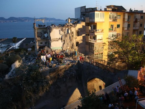 Immeuble effondré près de Naples: les huit disparus retrouvés morts