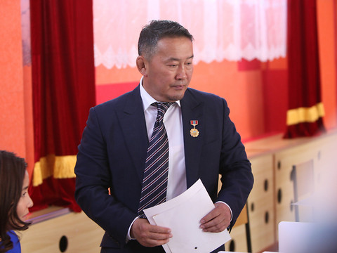 Un ex-lutteur en tête de la présidentielle en Mongolie