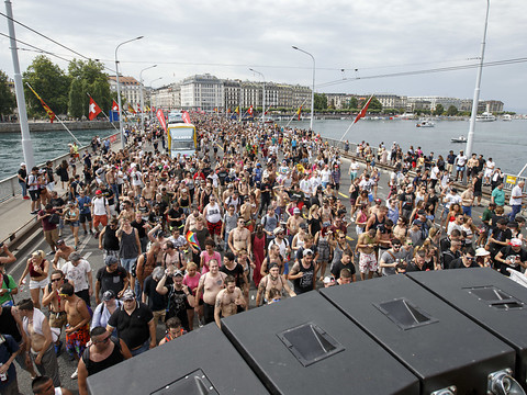 Les fans de techno font la fête autour de la rade de Genève