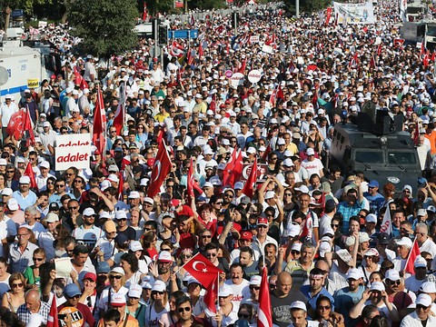 Dizaines de milliers de personnes au meeting de l'opposition