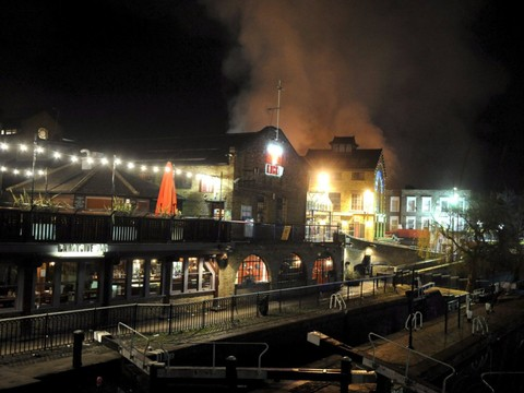 Un incendie ravage le marché londonien de Camden Lock