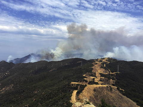 Cinq mille pompiers combattent des feux de forêt en Californie