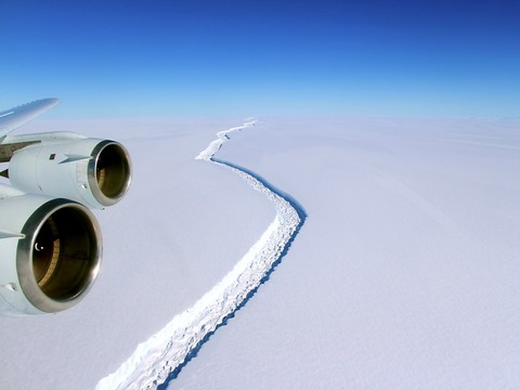En Antarctique, formation d'un des plus gros icebergs jamais vus