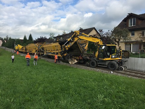Un train de travaux déraille après une collision près de Wädenswil