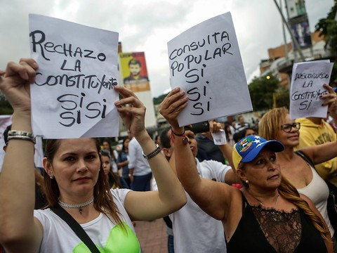 Début du vote pour la consultation contre Maduro