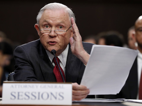 Affaire russe: Trump regrette d'avoir nommé Sessions à la Justice