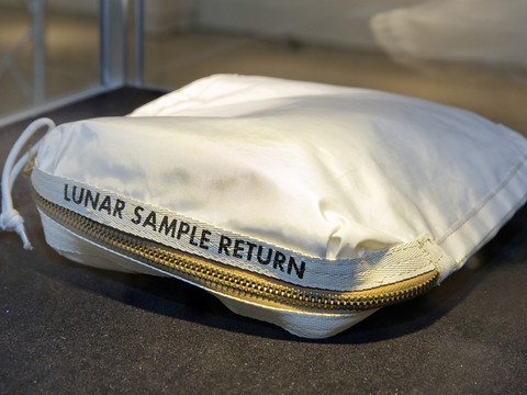 La pochette des échantillons lunaires vendue 1,8 million de dollars