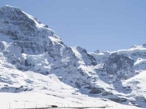 Deux alpinistes japonais décèdent suite à une chute au Mönch