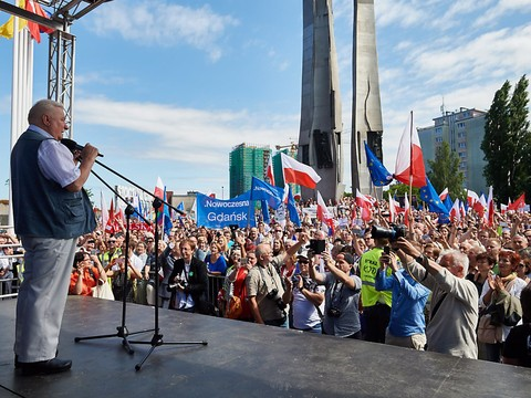 Walesa rejoint les protestations contre la loi sur la Cour Suprême