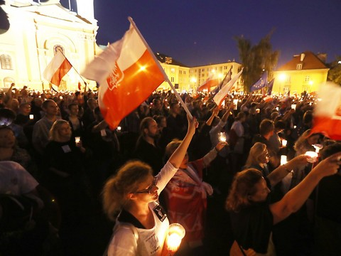 Une mer de bougies en Pologne pour défendre les tribunaux