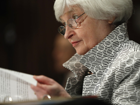 La Fed laisse les taux inchangés entre 1% et 1,25%