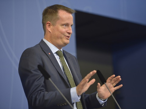 Le premier ministre contraint de remanier son gouvernement