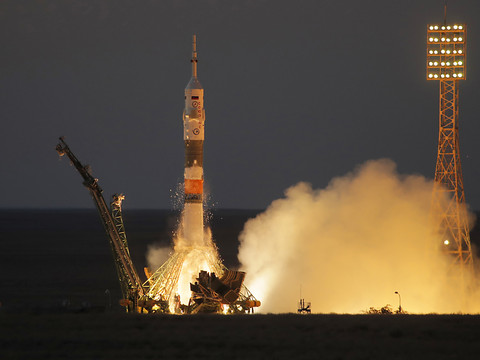 Une fusée Soyouz s'envole vers l'ISS avec trois spationautes