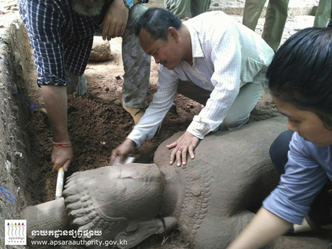 Cambodge: une statue découverte sur le site archéologique d'Angkor