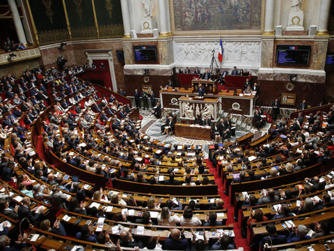 France: le parlement interdit les emplois familiaux de collaborateurs