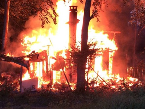 Chalet complètement détruit par les flammes à Cronay (VD)