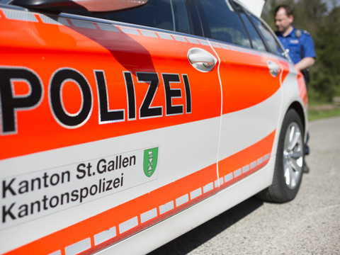 Un homme grièvement blessé au couteau sur une terrasse