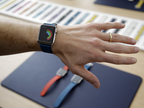 Apple souhaite lancer une montre téléphone, selon la presse
