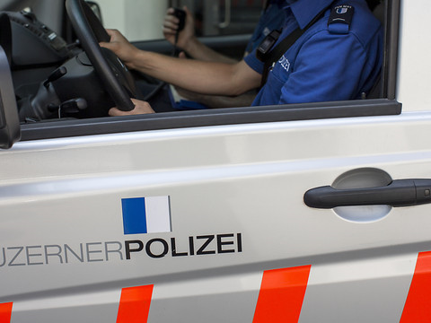 Lucerne: une voiture percute trois hommes - un mort