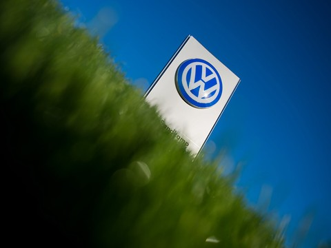 Le gendarme allemand des marchés enquête sur VW et Daimler