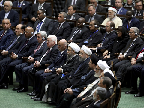 Le président iranien Rohani présente un gouvernement sans femme