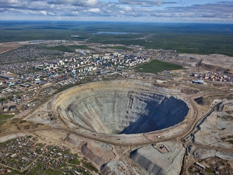 L'eau monte dans la mine russe où restent bloquées huit personnes