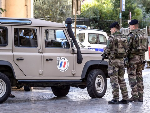 Attaque contre des militaires: le suspect pas encore 