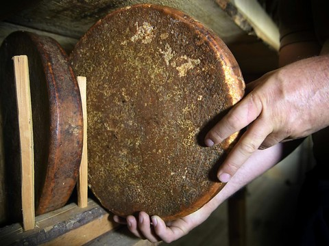 Des meules de fromage de 142 ans dans une cave de Grimentz (VS)