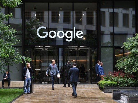 Un Lituanien qui avait soutiré plus de 100 millions de dollars à Google et Facebook extradé vers les Etats-Unis