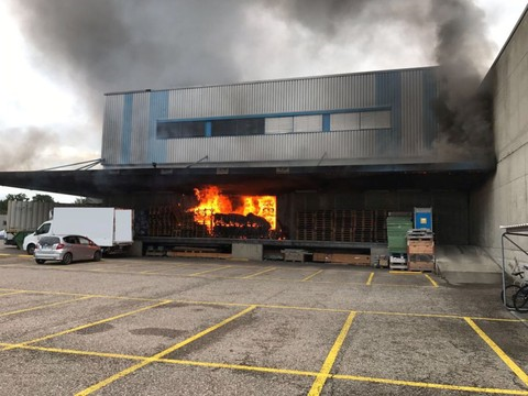 Halle de stockage en feu à Pratteln (BL)