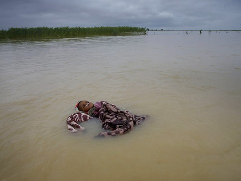 Au moins 143 morts et des milliers de déplacés en Inde et au Népal